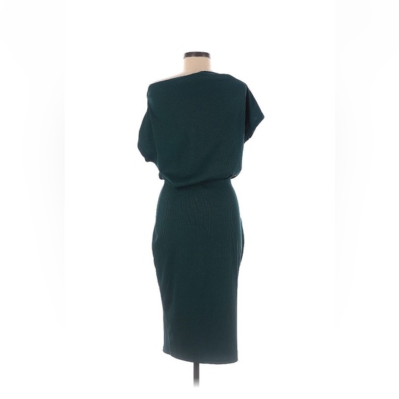 Beautiful Form Fitting Dress - Picture 1 of 4